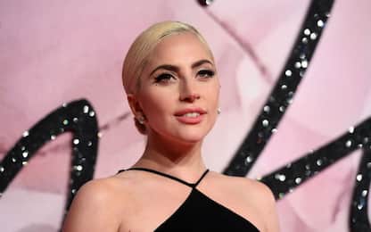 Lady Gaga annulla 10 concerti a causa di "forti dolori"