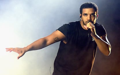Drake offre la spesa a tutti i clienti di un supermarket