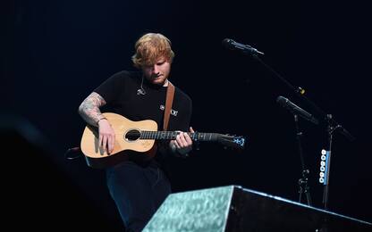 Incidente in bici per Ed Sheeran: braccio fratturato e tour a rischio