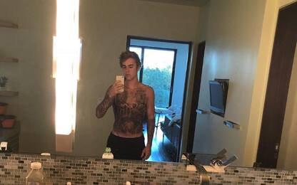 Justin Bieber ha un nuovo tatuaggio, sul torso un disegno gotico