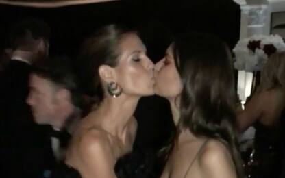 Golden Globes, il bacio tra Heidi Klum e Emily Ratajkowski. VIDEO