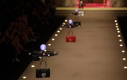 Dolce e Gabbana, borse sfilano su droni