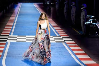 Milano Fashion Week, Gigi Hadid 'in pista' per Tommy Hilfiger. FOTO