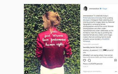 Emma Watson per l'8 marzo indossa giacca con un messaggio femminista