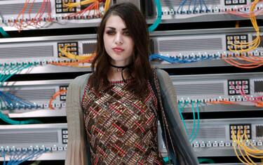 Frances Bean Cobain pubblica la sua prima canzone su Instagram. Video