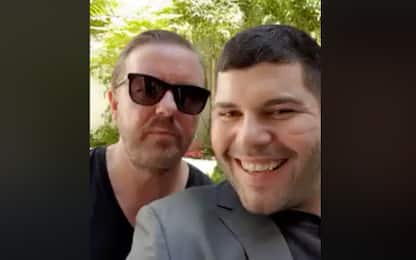 Gomorra, Ricky Gervais sul set con “Genny”: “Miglior serie al mondo”
