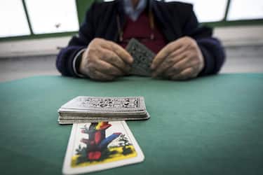Ansa_anziani-giocano-carte