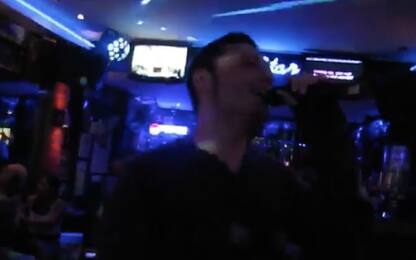 Tiziano Ferro canta al karaoke ma nessuno lo riconosce