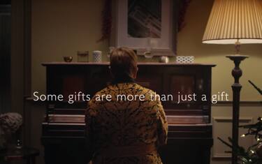 Il ragazzo e il pianoforte": magia nello spot di Natale di Elton John