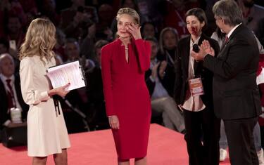 Sharon Stone in lacrime per la medaglia d’oro al merito della CRI