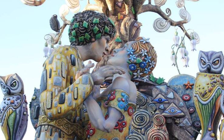 Carnevale Di Putignano Sul Carro Il Bacio Di Klimt E Tra Due Uomini Le Foto