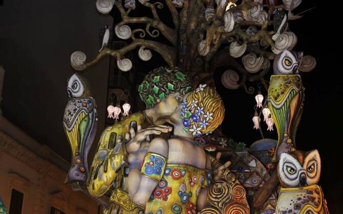 Il bacio di Klimt è tra due uomini: a Putignano sfila il carro