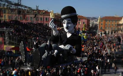 Nizza, da Chaplin a Putin: i carri per il carnevale