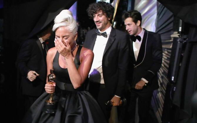 Premi Oscar 2019 Lady Gaga Vince Con Shallow E Piange Sul Palco Le Foto Sky Tg24