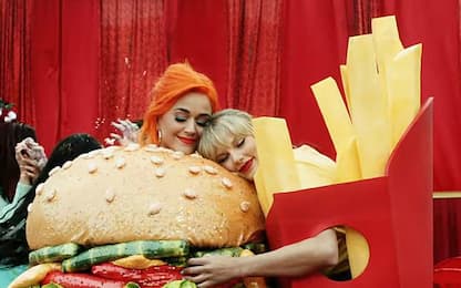 Taylor Swift con Katy Perry nel video di 'You Need To Calm Down'