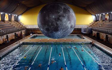 A Milano si nuota con una luna gigante alla piscina Cozzi
