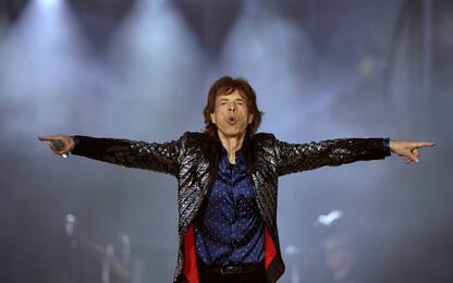 Mick Jagger torna sul palco con i Rolling Stones dopo l'operazione
