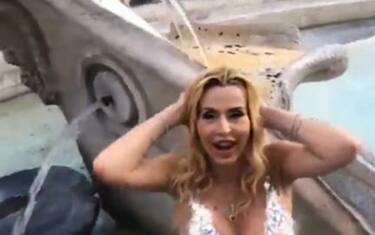 Valeria Marini fa il bagno nella Barcaccia a Roma. FOTO