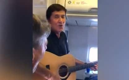 Sorpresa in volo, Gianni Morandi suona e canta per i passeggeri. VIDEO