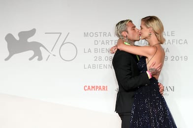 Venezia 2019, tutti i baci sul red carpet