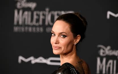 Angelina Jolie sfila sul red carpet di Maleficent 2. FOTO