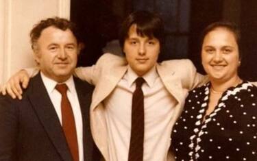 Fiorello pubblica una foto di Bastianich da giovane: "È Matteo Renzi"