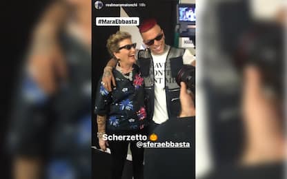 X Factor, dietro le quinte tra Mara Maionchi e Sfera Ebbasta: VIDEO