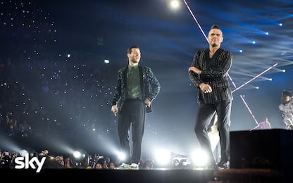 Il duetto di Robbie Williams e Cattelan alla finale di X Factor. VIDEO