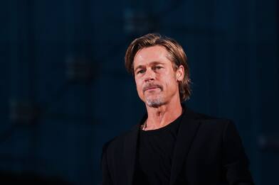 Brad Pitt compie 57 anni ed è sempre più affascinante. FOTO