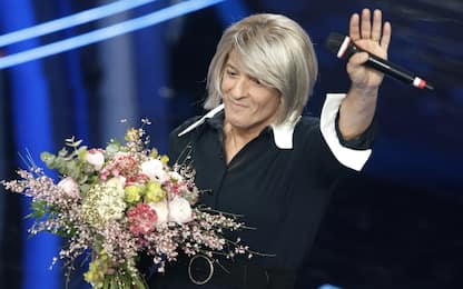 Sanremo 2020, Fiorello sul palco vestito da Maria De Filippi