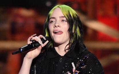 Brit Awards, Billie Eilish piange sul palco: "Mi sono sentita odiata"