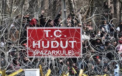Migliaia di migranti al confine tra Turchia e Grecia