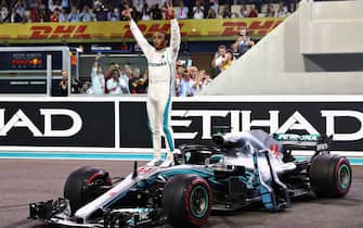 Lewis Hamilton esulta al termine di un Gp vinto