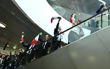 Olimpiadi 2026, delegazione italiana sventola il tricolore