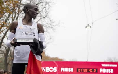 Vienna, impresa di Eliud Kipchoge: corre una maratona in meno di 2 ore