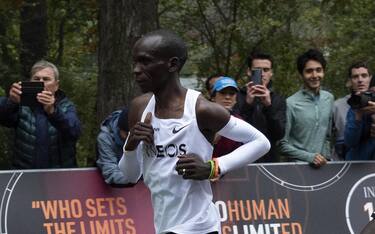 Eliud Kipchoge corre una maratona sotto le due ore: "Ho