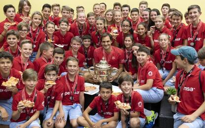 Federer vince a Basilea: festa con pizza e raccattapalle. VIDEO
