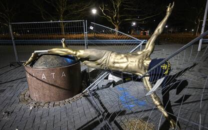Malmö, abbattuta la statua di Zlatan Ibrahimovic. FOTO
