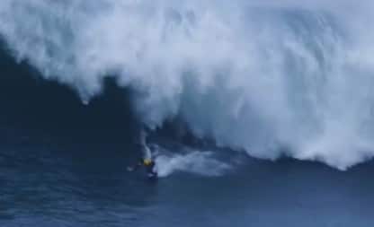 Surf, l'incredibile (e pericolosa) acrobazia di Lenny a Nazarè. VIDEO