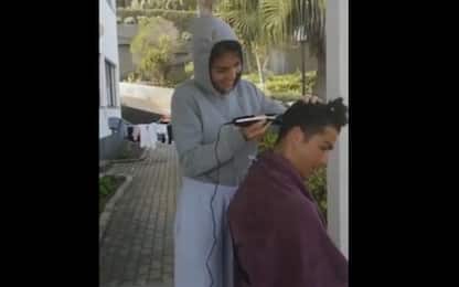 Coronavirus, Cristiano Ronaldo: taglio capelli da Georgina. VIDEO