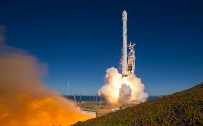 SpaceX torna in orbita: il Falcon 9 porta nello spazio dieci satelliti
