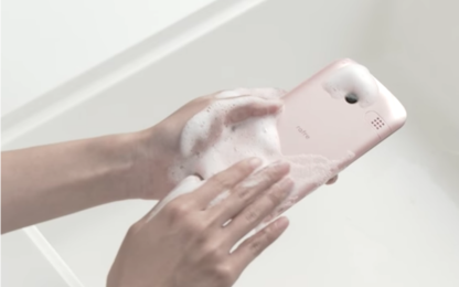 Giappone: ecco Rafre, lo smartphone 'lavabile' con acqua e sapone