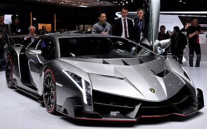 Lamborghini richiama 5900 auto superlusso per rischio incendio