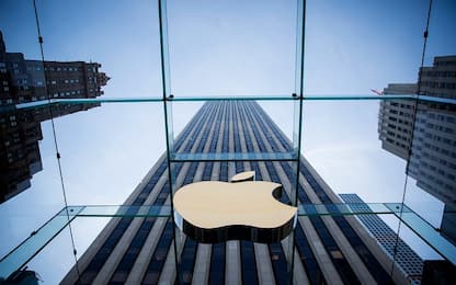 Apple, trimestre in crescita: bene iPhone e servizi, sorprende l'iPad