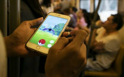 Pokémon Go, gioca su 8 smartphone a bordo strada: sorpreso dalla polizia