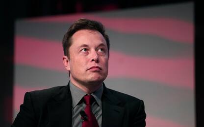 Tesla fa causa a ex dipendente: "Ha mentito e rubato i dati"