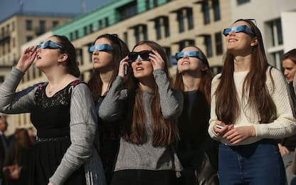 Occhiali per osservare l'eclissi a rischio: ritirati dalla vendita