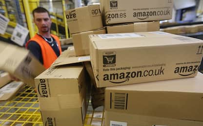 L'Agcom diffida Amazon: “È un servizio postale ma non ha titoli per farlo”