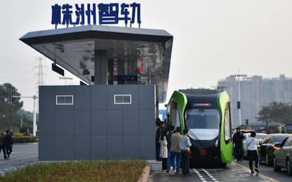 Test per il primo treno senza binari in Cina