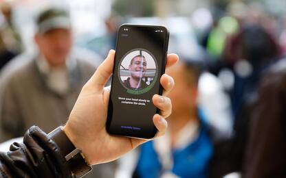 Gestire l'iPhone senza toccarlo: Apple brevetta la lettura dei gesti